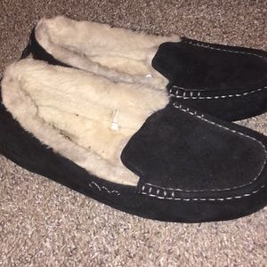 Ugg ascot slippers may be men’s or woman’s!
